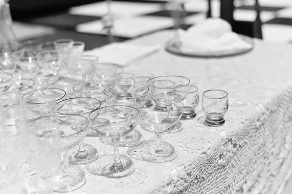 Leere Gläser Für Party Feierlichkeiten Auf Hellem Hintergrund Nahaufnahme — Stockfoto