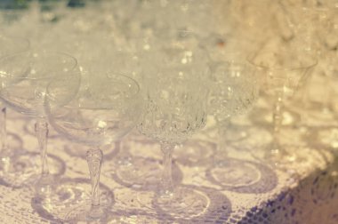 Beyaz masa ve satır güzel gözlük, kutlama tasarım arka plan belirleme