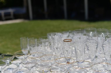 Işık arkaplanındaki şenlik olayı için boş bardakların yakın plan resmi