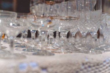 Beyaz masa ve satır gözlük, kutlama tasarım arka plan belirleme