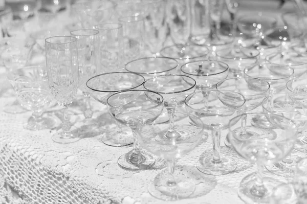 Mesa blanca y fila de gafas, fondo conjunto de diseño de celebración —  Fotos de Stock