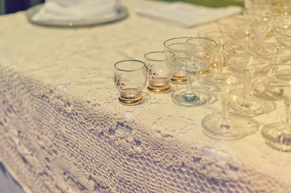 Witte tabel en rij glazen viering ontwerp achtergrond instellen — Stockfoto