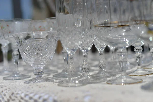 Weißer Tisch und Reihe von Gläsern, Feier-Design-Set Hintergrund — Stockfoto