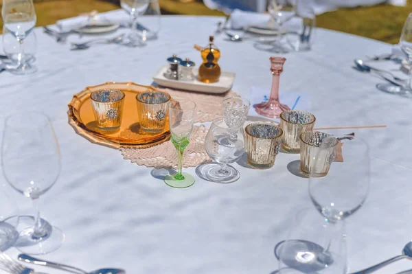 Decorato tavolo evento celebrativo sulla giornata di sole all'aperto sfondo — Foto Stock