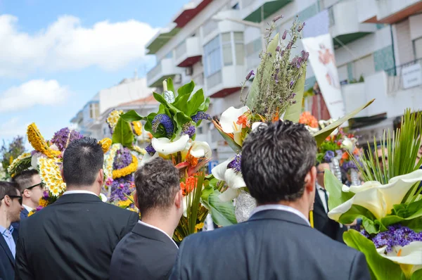 Sao sütyen De Alportel, Portekiz - 27 Mart 2016: Geleneksel dini alay çiçek meşaleler Festivali, Paskalya Pazar — Stok fotoğraf