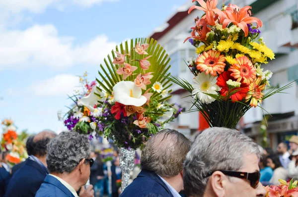 Sao sütyen De Alportel, Portekiz - 27 Mart 2016: Geleneksel dini alay çiçek meşaleler Festivali, Paskalya Pazar — Stok fotoğraf