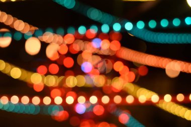 Renkli ışık ve canlı yuvarlak bokeh ışıkları neşeli ruh hali.