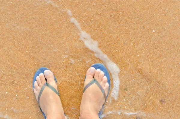 Top vista de perto do homem vestindo chinelos azuis andando ao longo da praia tropical oceano exótico — Fotografia de Stock