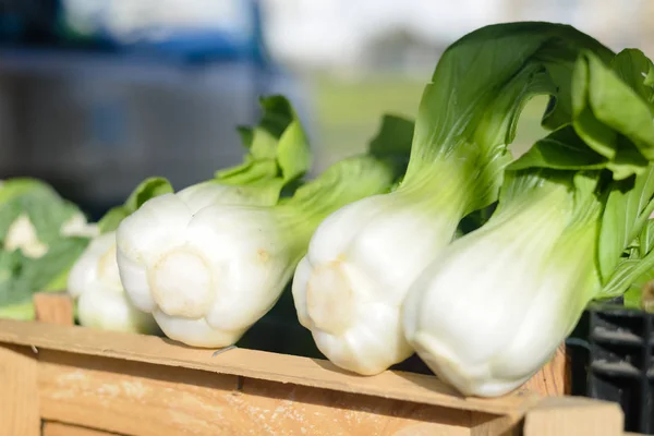 地元の農家の市場での山で新鮮な有機青梗菜の房 — ストック写真