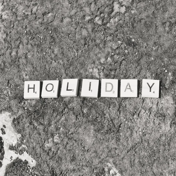 "假日"木牌 pazzle 抽象设计上海滩背景的顶视图 — 图库照片