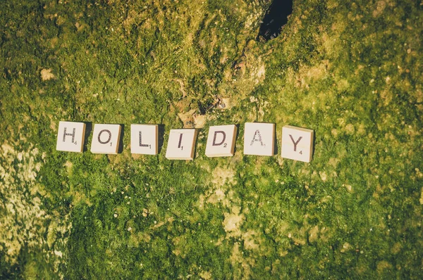 "Holiday" ahşap işareti pazzle soyut tasarım plaj arka plan üzerinde üzerinde Üstten Görünüm — Stok fotoğraf