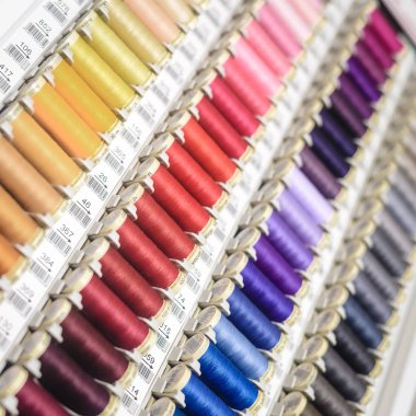 Arka plan olarak çok renkli dikiş ipliği yakın çekim