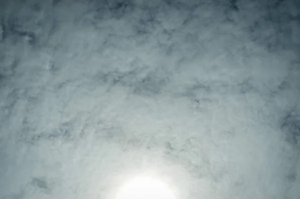 Fundo de nuvens escuras cinzentas antes da tempestade, mudança de clima natural, vista alta — Fotografia de Stock