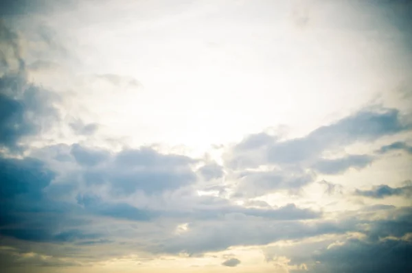 Céu com nuvens ao pôr do sol fundo — Fotografia de Stock