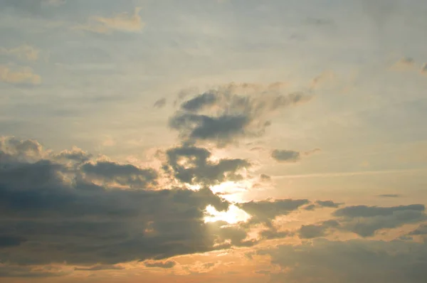 Céu com nuvens ao pôr do sol fundo — Fotografia de Stock