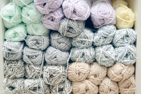Kleurrijke ballen van wol of katoen garen opgestapeld op winkel plank — Stockfoto