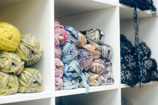 Boules colorées de laine empilées sur une étagère — Photo