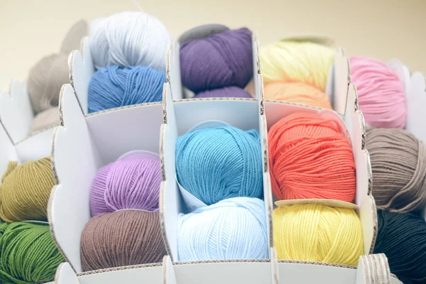 Bolas coloridas de lã ou fios de algodão empilhados na prateleira da loja — Fotografia de Stock