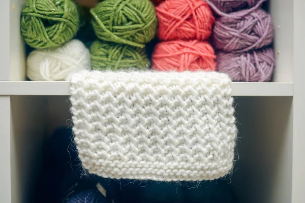 Close-up op kleurrijke bal van wol of katoen garen opgestapeld op winkel plank — Stockfoto