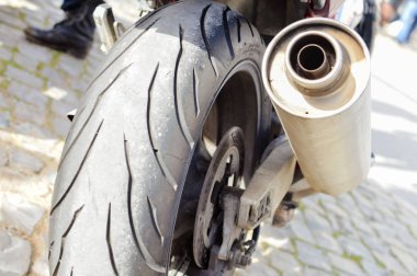 Motosiklet, krom egzoz açık havada arka plan arkadan görünüm closeup