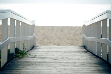 houten promenade op strand