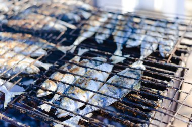 Uskumru kızartma mangal barbekü, düz yatıyordu, en iyi görünüm portre üzerinde