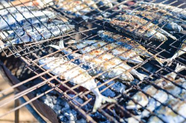 Uskumru Izgara Barbekü, düz yatıyordu, closeup üstten görünüm kızartma.