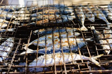 Portre üzerinde bir ızgara balık 