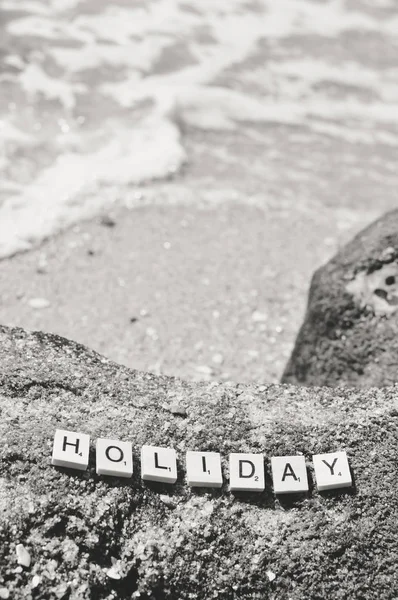 Houten steekpuzzel van vakantie teken op strand achtergrond zomer — Stockfoto