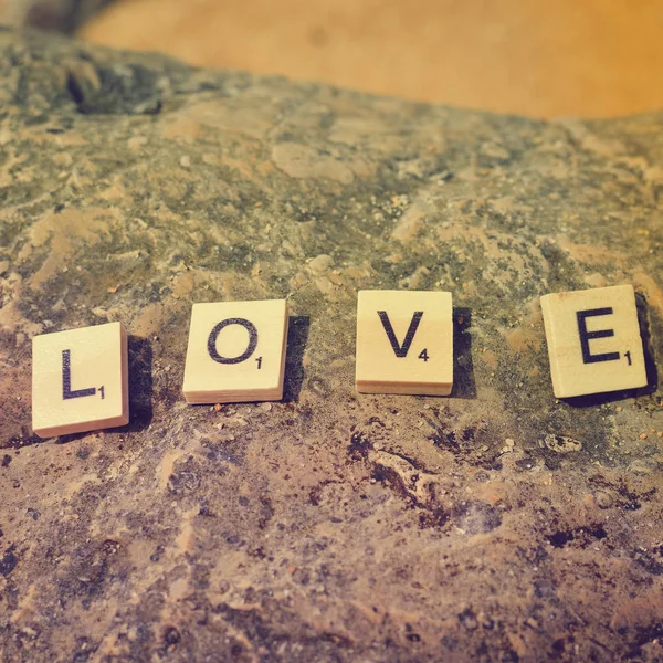 Uma pedra em forma de coração em um velho tábuas de madeira — Fotografia de Stock