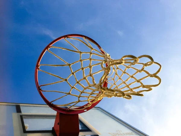 青空屋外背景上のネット バスケット ボール バスケット — ストック写真
