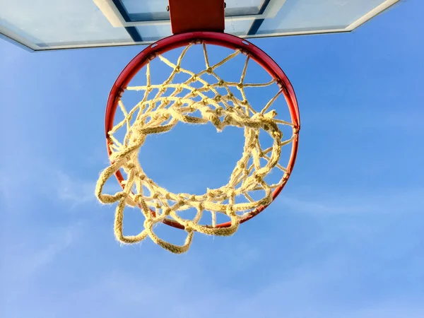 Basketballkorbnetz Auf Blauem Himmel Freien Hintergrund — Stockfoto