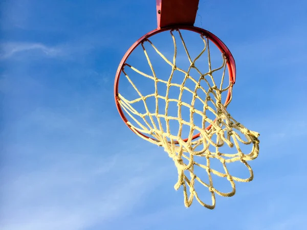 青空屋外背景上のネット バスケット ボール バスケット — ストック写真