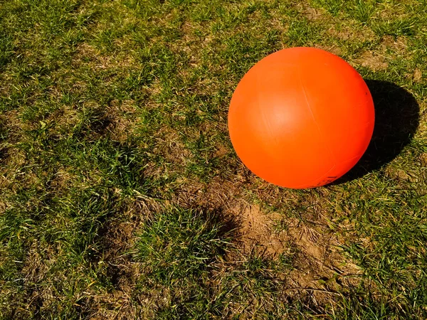 Ball Spielen Auf Dem Spielplatz Sonniges Grün Freien Hintergrund — Stockfoto