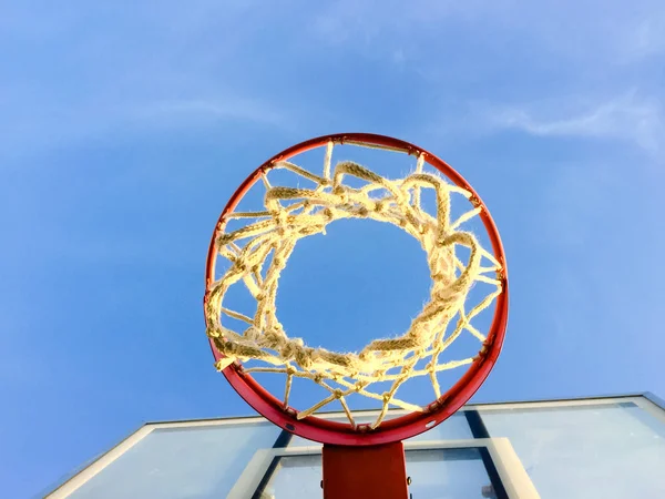 青空にバスケットボールリング付きのスポーツ遊び場屋外の背景 — ストック写真