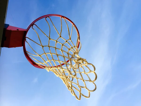 Sport Parco Giochi Con Anello Pallacanestro Sfondo Cielo Blu All — Foto Stock