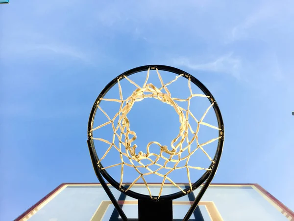 Playground Esporte Com Anel Basquete Céu Azul Livre Fundo — Fotografia de Stock