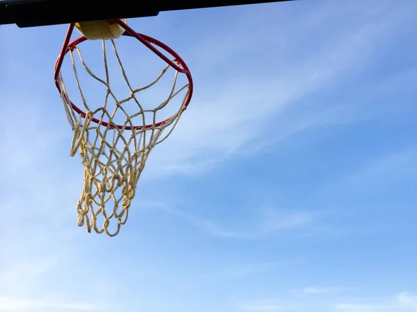 Sport Parco Giochi Con Anello Pallacanestro Sfondo Cielo Blu All — Foto Stock