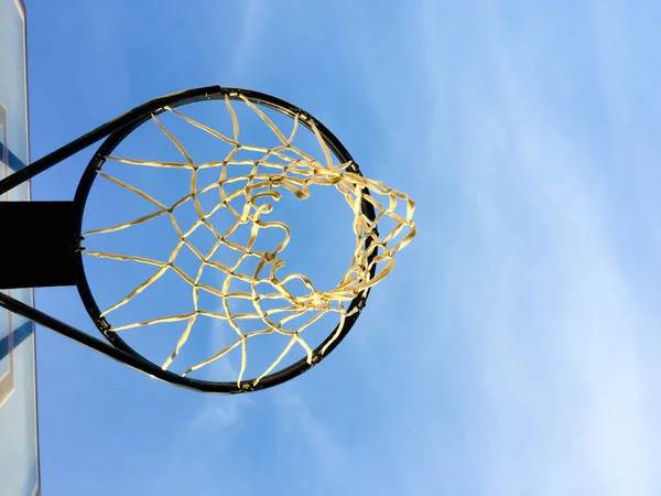 Sport Parco Giochi Con Anello Pallacanestro Sfondo Cielo Blu All — Foto Stock