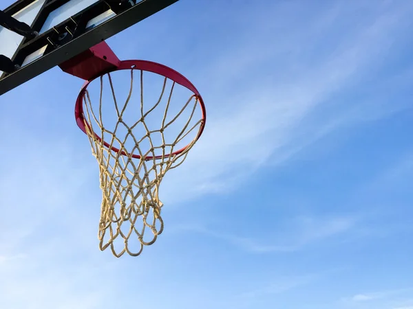 青空にバスケットボールリング付きのスポーツ遊び場屋外の背景 — ストック写真