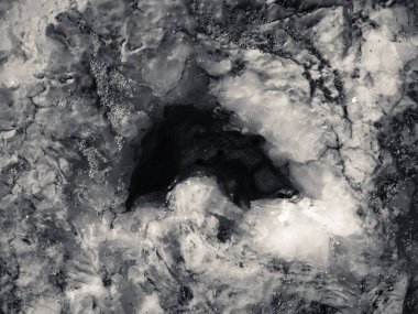 Siyah kaba yapı minerali üzerine makro yakın çekim detayı, doğal kirli desenli arka plan