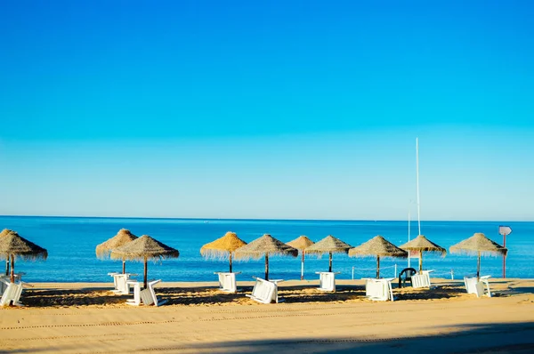 Niebieski Niebo Plaży Parasol Krzesło Piękne Tropikalne Ocean Wybrzeża Tło — Zdjęcie stockowe