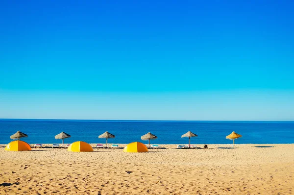 Urlaub Strandliegen Und Sonnenschirm Baldachin Auf Dem Meer Freien Hintergrund — Stockfoto