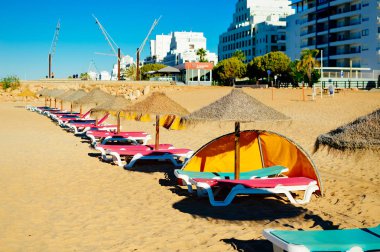 Tatil plaj şezlong ve şemsiye gölgelik okyanus açık havada arka plan üzerinde.