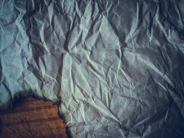 Soyut yakılmış kağıt parçalarına yakın çekim, boş telif alanı ahşap masa arkaplanı