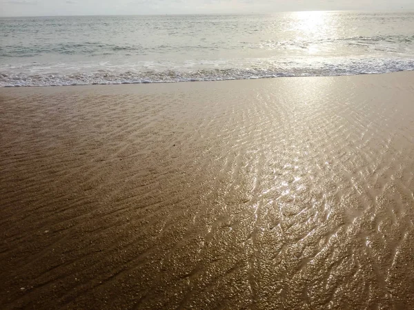 Witte Oceaan Zee Schuim Natuurlijke Zandige Oppervlakte Strand Achtergrond Bovenaanzicht — Stockfoto