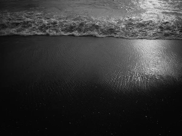 Espuma Marina Del Océano Blanco Fondo Playa Arena Volcánica Negra — Foto de Stock