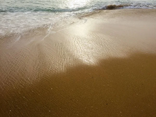 白い海の泡と天然の砂の表面のビーチの背景トップビューの背景 — ストック写真