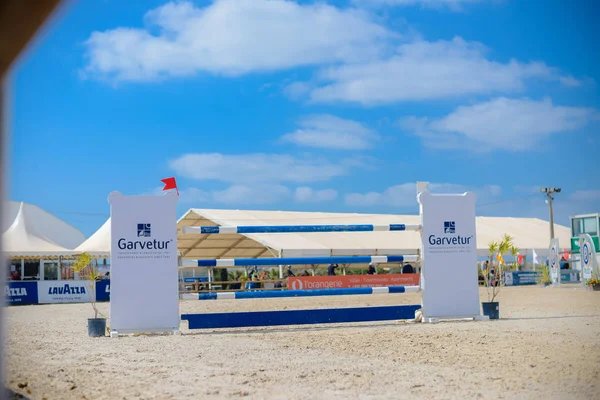 Vilamoura Atlantic Tour, 26 de febrero de 2017: Jinetes y sus caballos en la competición, Centro Ecuestre de Portugal. Fondo exterior —  Fotos de Stock