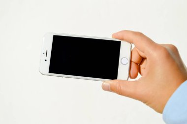 Lizbon Portekiz - 20 Mart 2017: Beyaz arka planda Apple iPhone 6 veya 7 model alanı tutan adama yakın çekim